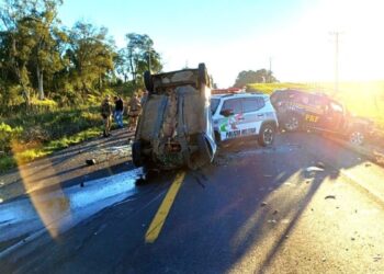 [Vídeo] Homem morre após atingir viatura da PRF durante fuga em SC