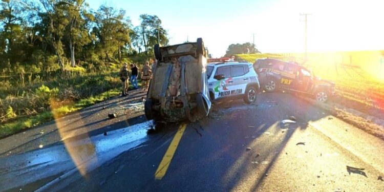 [Vídeo] Homem morre após atingir viatura da PRF durante fuga em SC