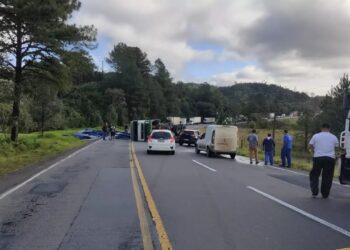Carreta tomba e bloqueia Serra Dona Francisca, em Joinville