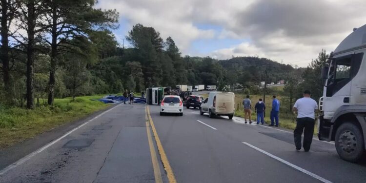 Carreta tomba e bloqueia Serra Dona Francisca, em Joinville