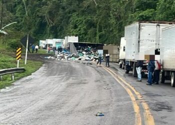 [Vídeo] Serra de Corupá é interditada após carreta carregada com lixo tombar