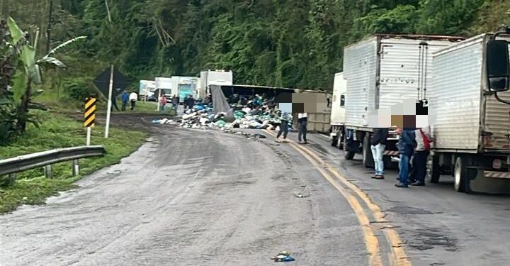 [Vídeo] Serra de Corupá é interditada após carreta carregada com lixo tombar