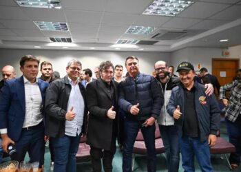 Javier Milei assiste jogo do Brasil com Bolsonaro e Jorginho Mello em SC