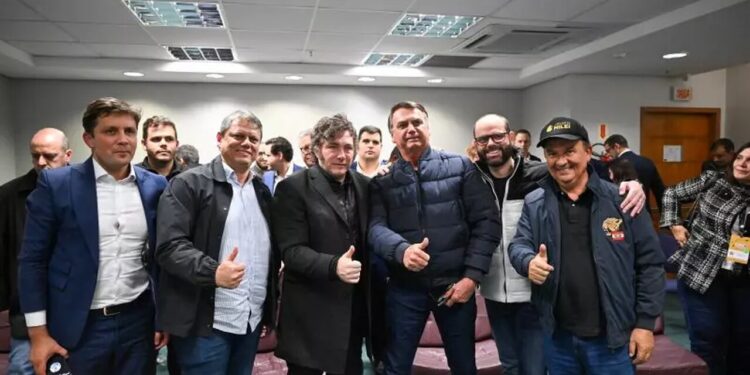 Javier Milei assiste jogo do Brasil com Bolsonaro e Jorginho Mello em SC