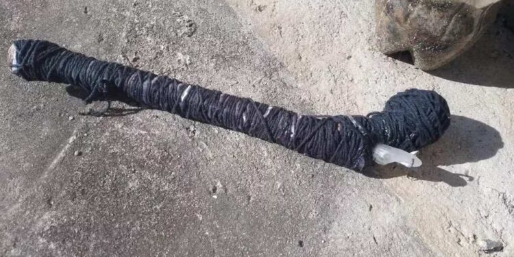 Jovem é suspeita de furtar ossos de cemitério e jogá-los na casa da mãe do ex, em SC