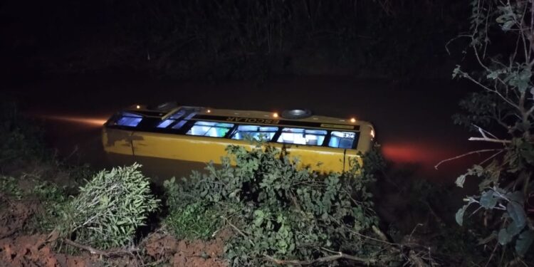 [Vídeo] Motorista de ônibus escolar que caiu em rio de SC estava embriagado no momento do acidente
