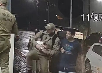 [Vídeo] Bebê engasgado é salvo por policial militar em Jaraguá do Sul