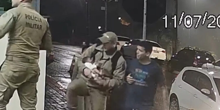 [Vídeo] Bebê engasgado é salvo por policial militar em Jaraguá do Sul