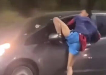 Homem tenta assaltar e acaba pendurado na janela de carro em movimento no RJ