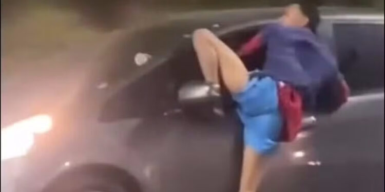 Homem tenta assaltar e acaba pendurado na janela de carro em movimento no RJ