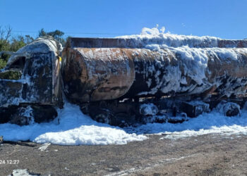 Caminhão com combustível pega fogo após acidente e condutor fica ferido em SC