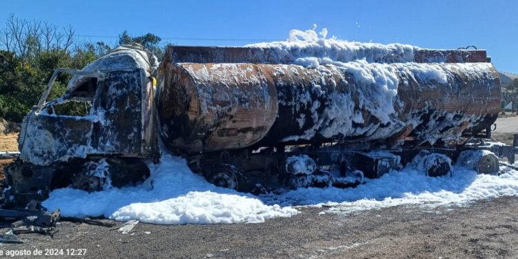 Caminhão com combustível pega fogo após acidente e condutor fica ferido em SC