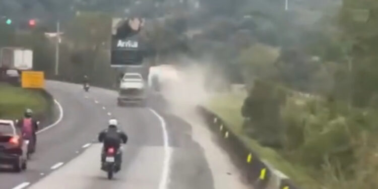 Briga entre motoristas quase acaba em acidente na BR-101, em SC