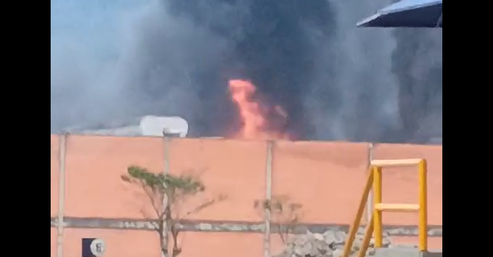 [Vídeo] Incêndio atinge empresa em Jaraguá do Sul