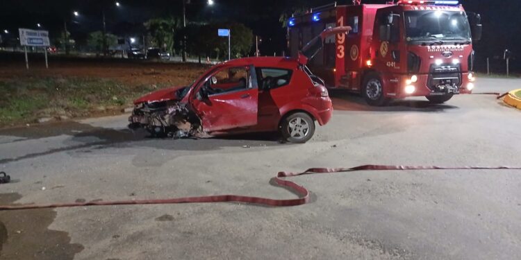 Três pessoas ficam feridas em acidente em Schroeder