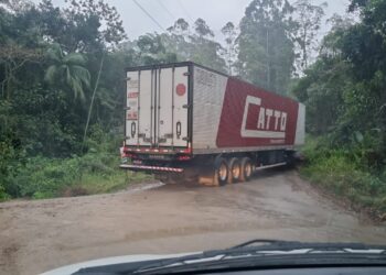 Carreta tranca via entre Massaranduba e Jaraguá do Sul