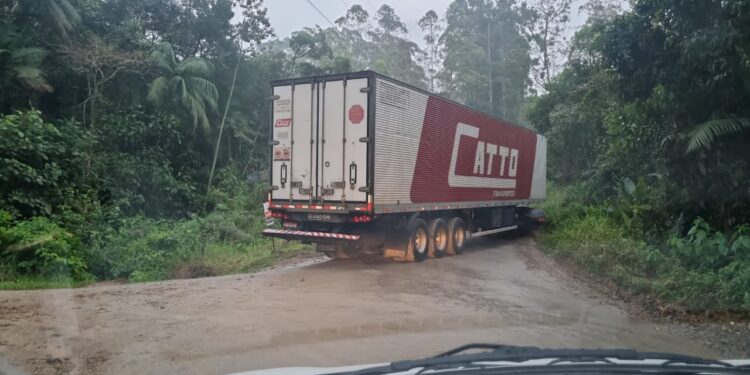 Carreta tranca via entre Massaranduba e Jaraguá do Sul