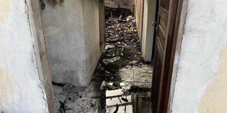 Residência fica destruída após incêndio em Jaraguá do Sul