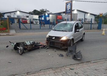 Mulher tem fratura exposta após acidente em Schroeder