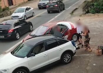 [Vídeo] Briga entre casais termina com carros danificados em Pomerode