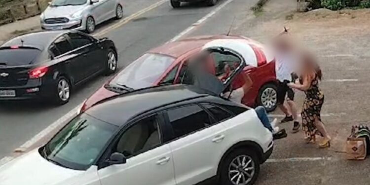 [Vídeo] Briga entre casais termina com carros danificados em Pomerode