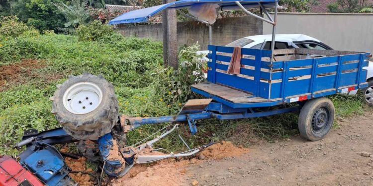 Duas pessoas ficam gravemente feridas após acidente entre carro e tobata em Schroeder