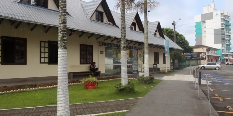 Prefeitura de Barra Velha lança processo seletivo com salários de até 18,7 mil