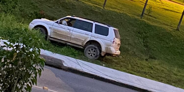 Motorista colide contra poste e deixa moradores de Jaraguá do Sul sem energia