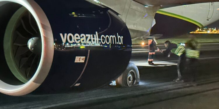 Aeroporto de Florianópolis é fechado após pneu de avião furar na aterrissagem