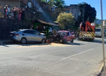 Dois homens ficam feridos após baterem carros de frente em Jaraguá do Sul