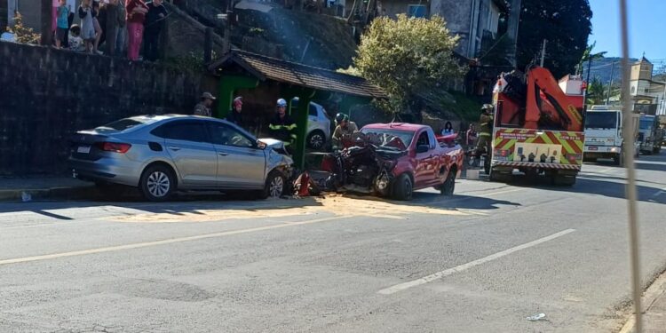 Dois homens ficam feridos após baterem carros de frente em Jaraguá do Sul