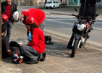 [Fotos] Motociclista fica ferido após queda em Jaraguá do Sul