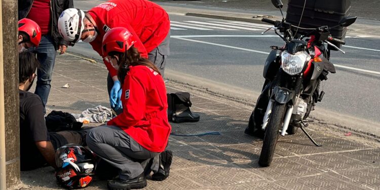 [Fotos] Motociclista fica ferido após queda em Jaraguá do Sul