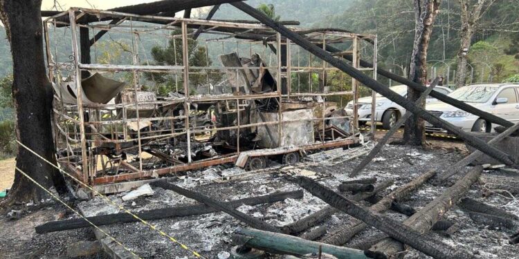 Quiosque de lanches pega fogo e fica destruído no Pico Malwee, em Jaraguá do Sul