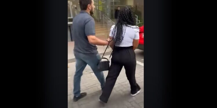 Investigada por matar amiga para ficar com o filho de dois meses é presa em Blumenau