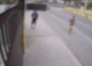 Homem se masturba no meio da rua e é agredido em Blumenau