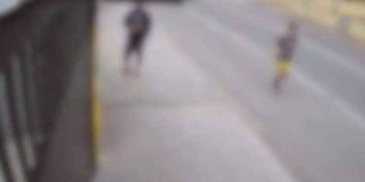 Homem se masturba no meio da rua e é agredido em Blumenau