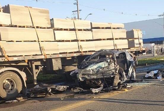 [Vídeo] Homem morre em acidente entre carro e carreta na Rodovia do Arroz