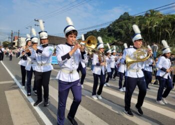 Cerca de 20 mil pessoas prestigiam desfile festivo em Guaramirim