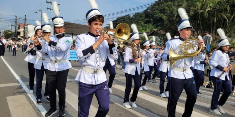 Cerca de 20 mil pessoas prestigiam desfile festivo em Guaramirim