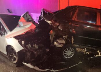 [Fotos] Motorista bate em carro estacionado em Jaraguá do Sul