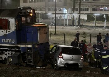 [Fotos] Carro e trem se envolvem em acidente em Jaraguá do Sul