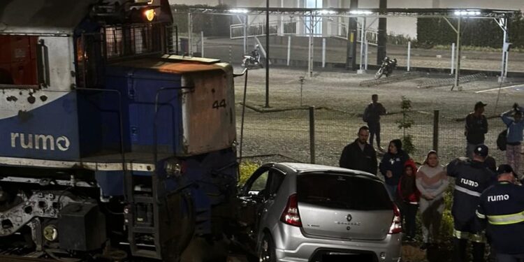 [Fotos] Carro e trem se envolvem em acidente em Jaraguá do Sul