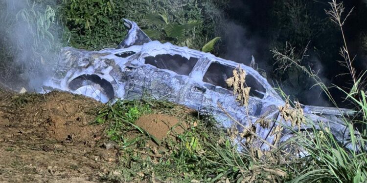 Carro é destruído por incêndio em Guaramirim