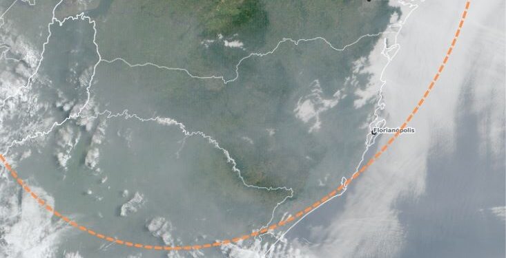 Nevoeiro marítimo e fumaça de queimadas afetam Santa Catarina no início da semana