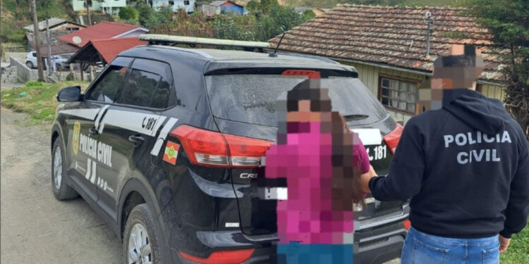 Mãe é presa após filmar a filha sendo abusada pelo padrasto em SC