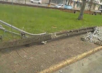 [Vídeo] Carro destrói poste no Centro de Jaraguá do Sul