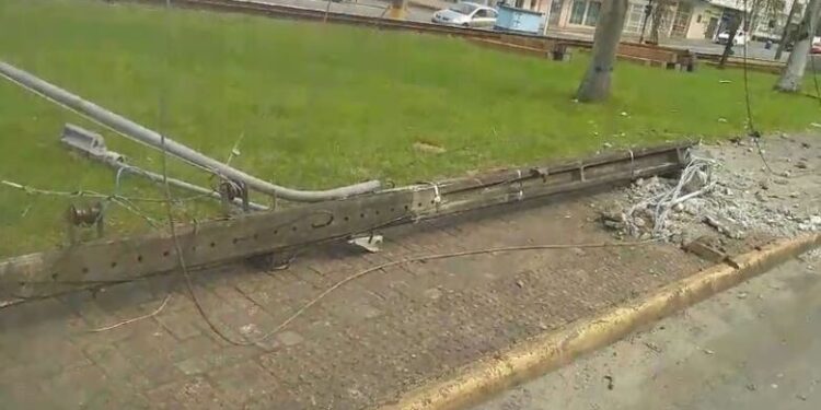 [Vídeo] Carro destrói poste no Centro de Jaraguá do Sul