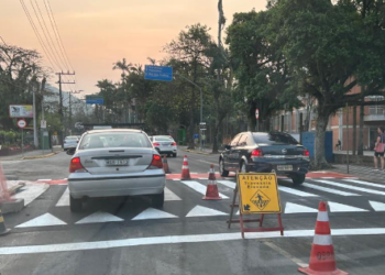 [Vídeo] Diretoria de Trânsito de Jaraguá constrói faixa elevada na Rua Ângelo Rubini