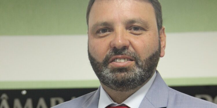 Prefeito afastado de São João do Itaperiú sai da cadeia